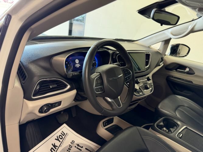 Used 2024 Chrysler Pacifica Touring-L FWD image 14