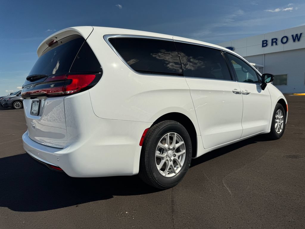 New 2027 Chrysler Pacifica Select FWD image 5