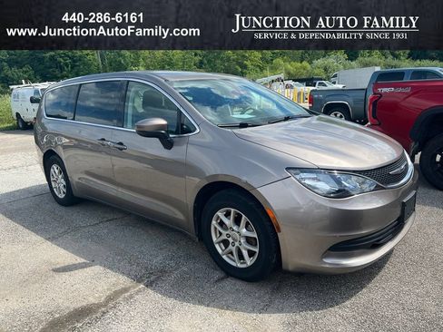 Used 2017 Chrysler Pacifica Touring FWD image 1