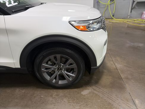 Used 2022 Ford Explorer XLT w/ Equipment Group 202A AWD/4WD image 38