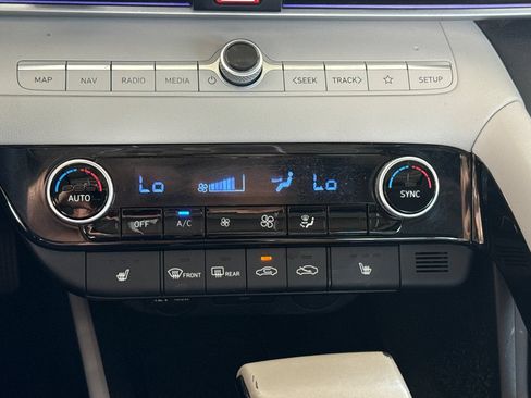 Used 2025 Hyundai Elantra Limited FWD image 30
