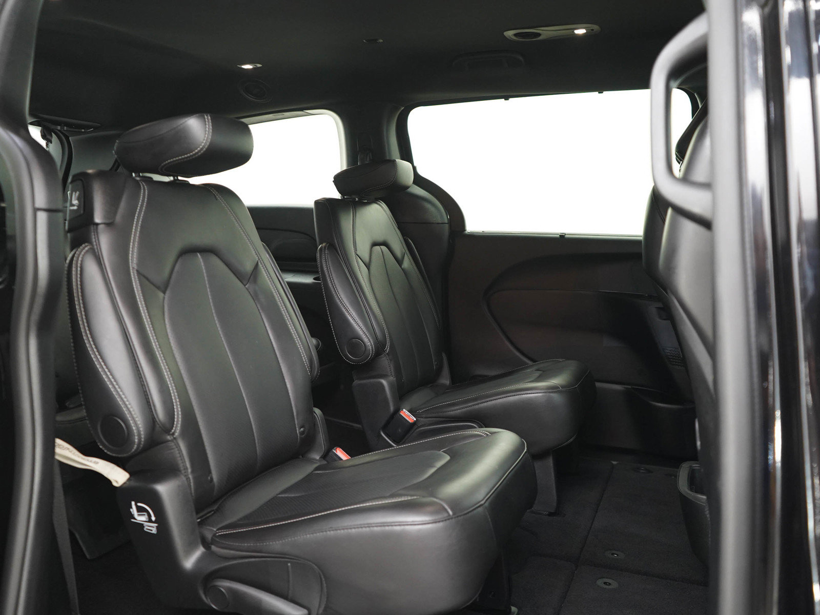 Used 2025 Chrysler Pacifica Select FWD image 12