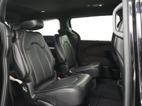 Used 2025 Chrysler Pacifica Select FWD image 12