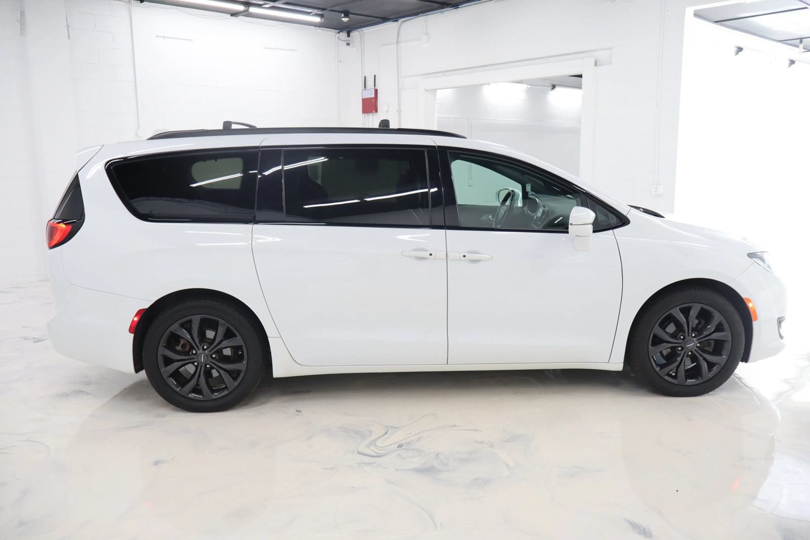 Used 2018 Chrysler Pacifica Limited w/ S Appearance Package FWD image 9