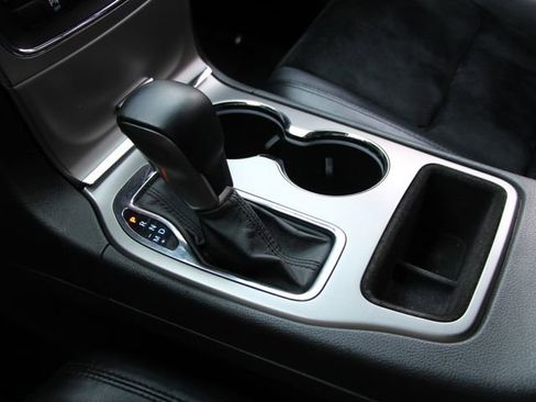 Used 2018 Jeep Grand Cherokee Altitude image 24