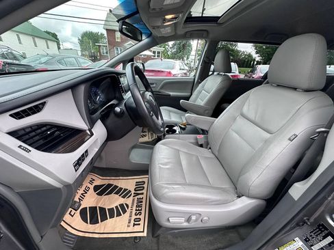 Used 2017 Toyota Sienna XLE w/ XLE Navigation Package AWD/4WD image 13