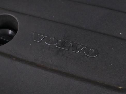 Certified 2025 Volvo XC40 B5 Plus AWD/4WD image 25