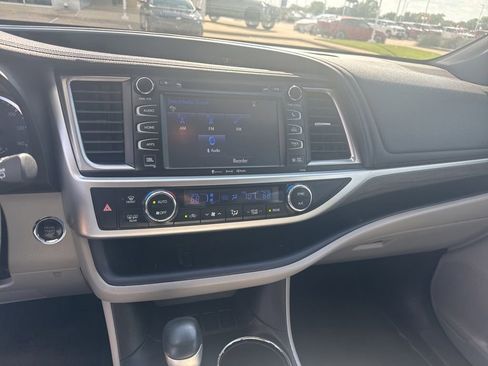 Used 2018 Toyota Highlander Limited FWD image 11