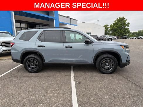 Used 2025 Honda Pilot TrailSport image 2