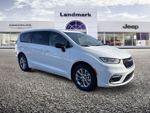 New 2026 Chrysler Pacifica Limited FWD image 21