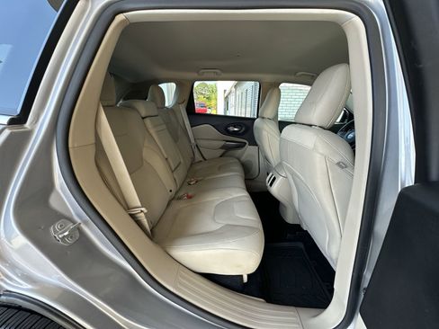 Used 2019 Jeep Cherokee Latitude w/ Popular Appearance Group FWD image 24