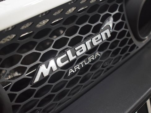 Used 2023 McLaren Artura image 11