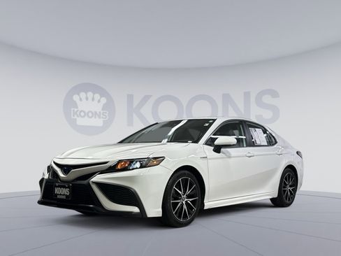 Used 2021 Toyota Camry SE FWD image 1