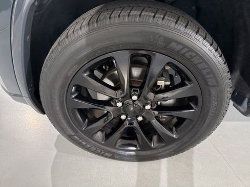Used 2017 Jeep Grand Cherokee Altitude AWD/4WD image 5