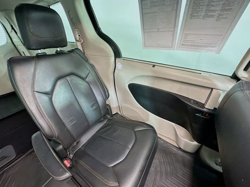 Used 2019 Chrysler Pacifica Touring-L FWD image 14