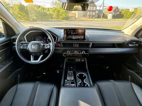Certified 2025 Honda Pilot Touring image 23