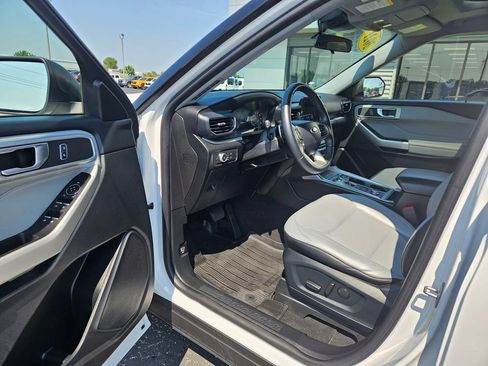 Used 2021 Ford Explorer XLT w/ Equipment Group 202A AWD/4WD image 14