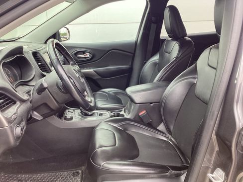 Used 2019 Jeep Cherokee Latitude Plus w/ Cold Weather Group AWD/4WD image 5