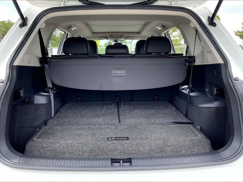 Used 2018 Volkswagen Tiguan SE w/ Panoramic Sunroof Package FWD image 34