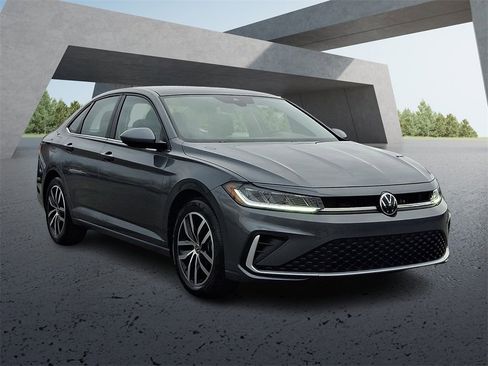 Used 2025 Volkswagen Jetta SE image 3