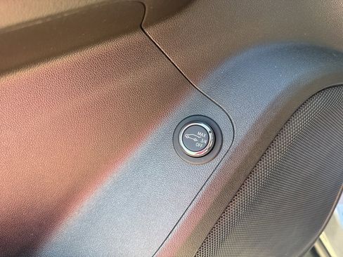 Used 2022 GMC Acadia SLE w/ Driver Convenience Package image 19