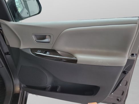 Used 2015 Toyota Sienna XLE image 14