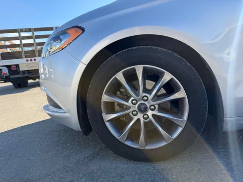 Used 2017 Ford Fusion SE w/ Fusion SE Technology Package FWD image 9