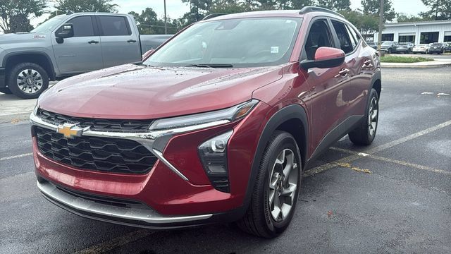 Used 2025 Chevrolet Trax LT w/ LT Convenience Package FWD image 3