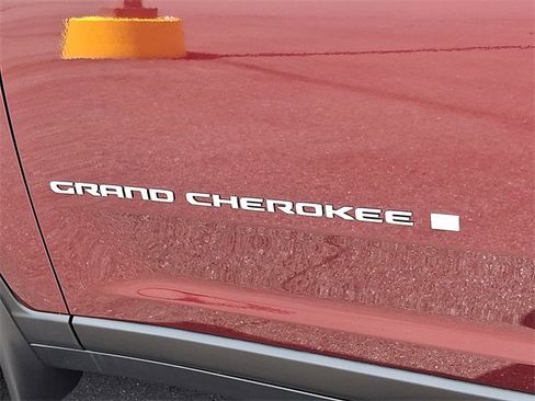 New 2025 Jeep Grand Cherokee 4WD image 18