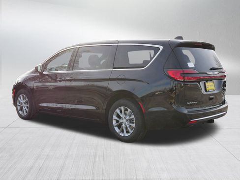 New 2026 Chrysler Pacifica Limited w/ Trailer Tow Group image 5
