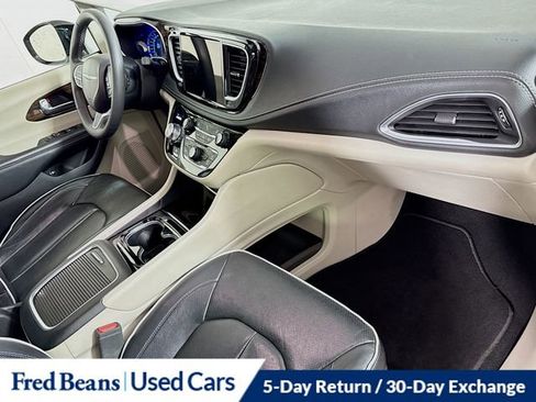 Used 2023 Chrysler Pacifica Limited FWD image 33
