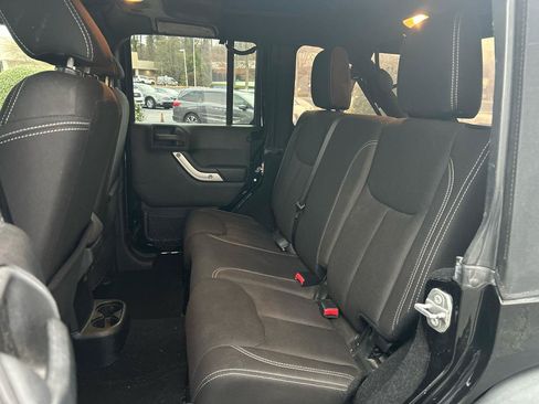 Used 2015 Jeep Wrangler Unlimited Rubicon w/ Connectivity Group AWD/4WD image 15