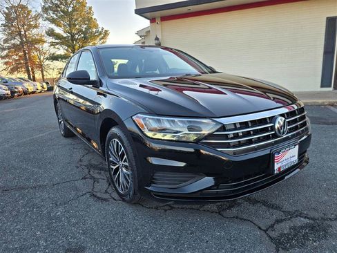 Used 2019 Volkswagen Jetta SE w/ Cold Weather Package image 3