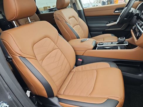 Used 2025 Nissan Pathfinder Platinum image 15