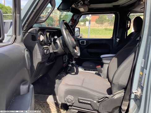 Used 2024 Jeep Gladiator Mojave w/ Technology Group AWD/4WD image 13