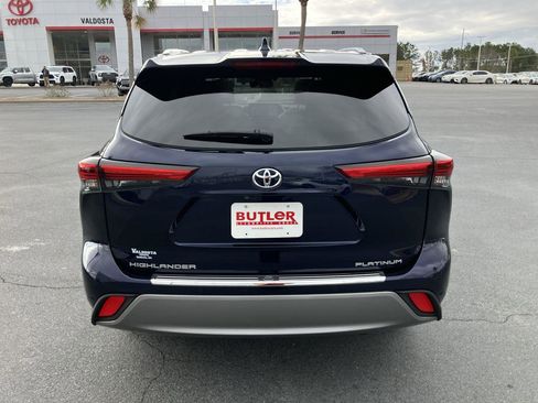 Used 2022 Toyota Highlander Platinum image 4
