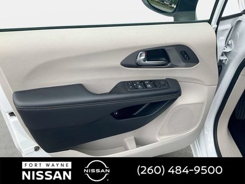 Used 2023 Chrysler Pacifica Touring-L FWD image 26