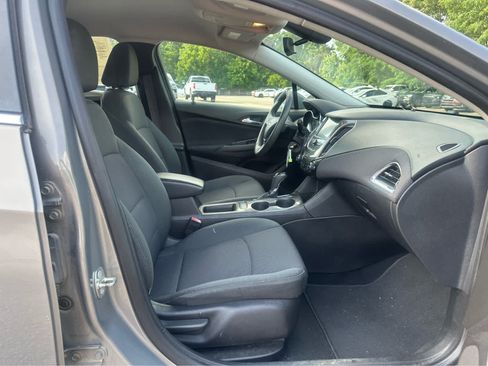 Used 2017 Chevrolet Cruze LT FWD image 18