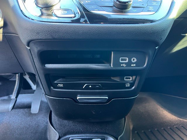 Used 2020 Chrysler Pacifica Limited FWD image 31