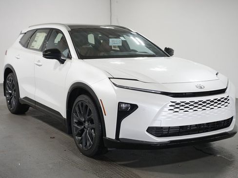 New 2025 Toyota Crown Signia image 3