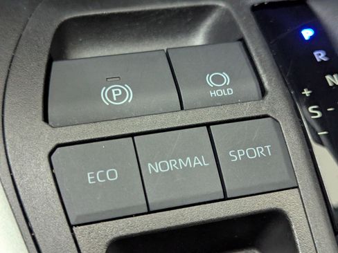 Used 2022 Toyota RAV4 LE image 25