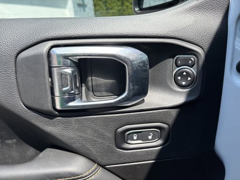Used 2025 Jeep Wrangler Unlimited Sahara AWD/4WD image 17