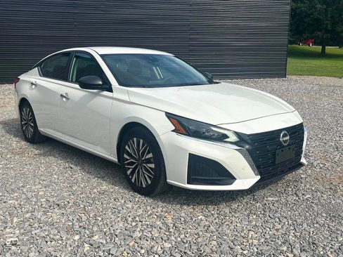 Used 2025 Nissan Altima 2.5 SV FWD image 3