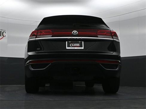 Used 2024 Volkswagen Atlas Cross Sport SE image 32