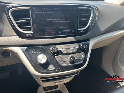 Used 2024 Chrysler Pacifica Touring-L FWD image 14