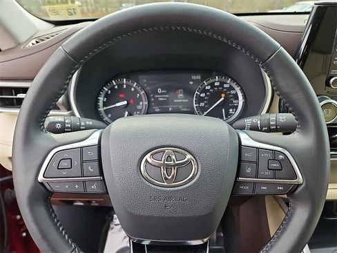 Used 2021 Toyota Highlander XLE image 20