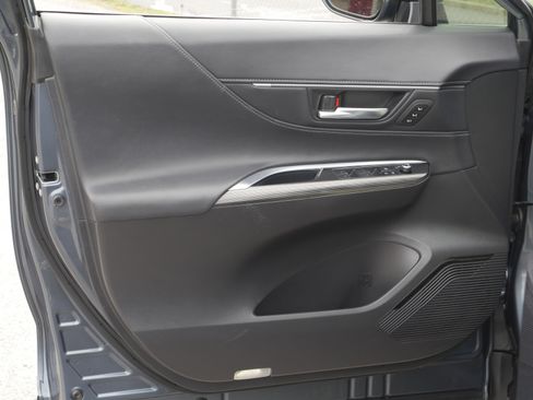 Used 2022 Toyota Venza XLE AWD/4WD image 34