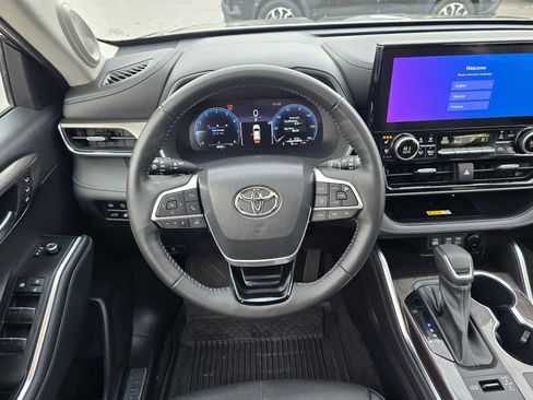 Used 2023 Toyota Highlander Limited image 22