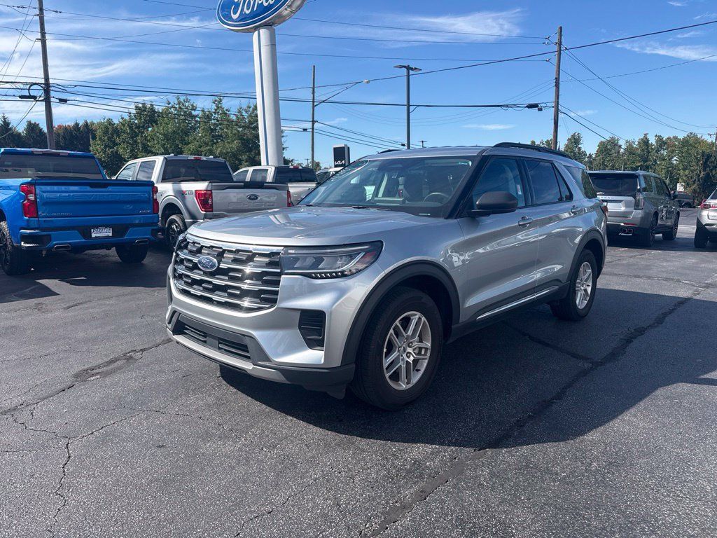 Used 2025 Ford Explorer Active AWD/4WD image 1