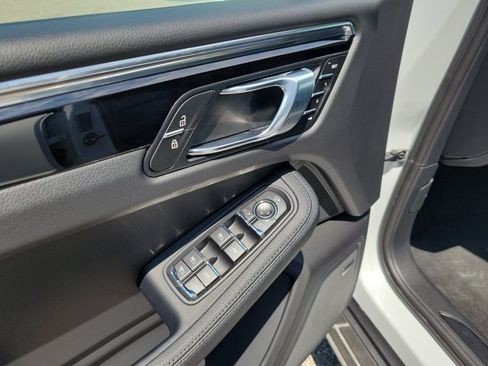 Certified 2026 Porsche Macan AWD/4WD image 25